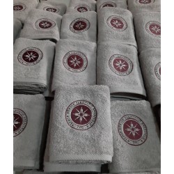 Logo nakış baskılı gri havlu üretimi 