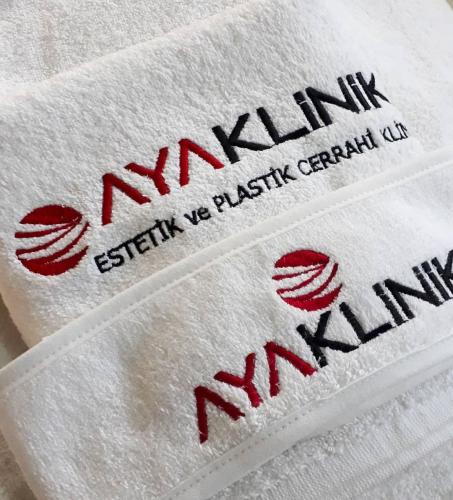 Logo nakışlı havlu seti ve cilt bakım bandı üretimi 