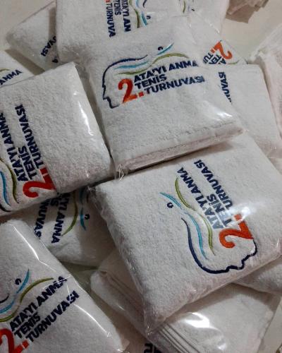 Tenis turnuva havlusu özel logo nakış baskılı üretim